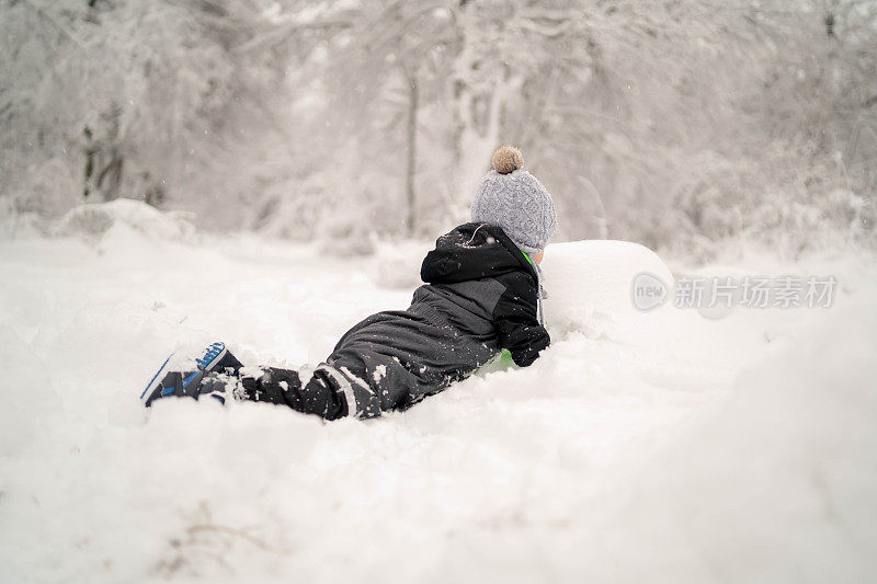 孩子们在雪中玩耍