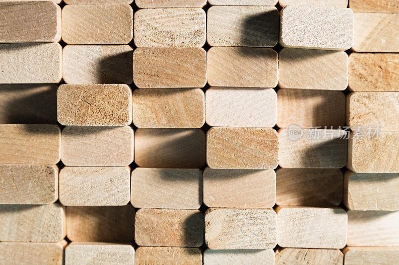 木块堆在一起。木质建筑材料，阴影坚硬，特写镜头。木制文本背景