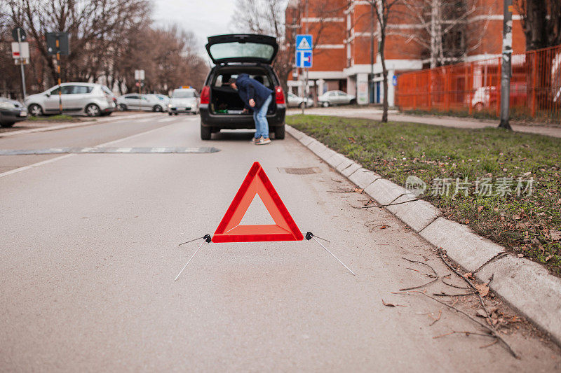 道路上放置紧急反射三角形