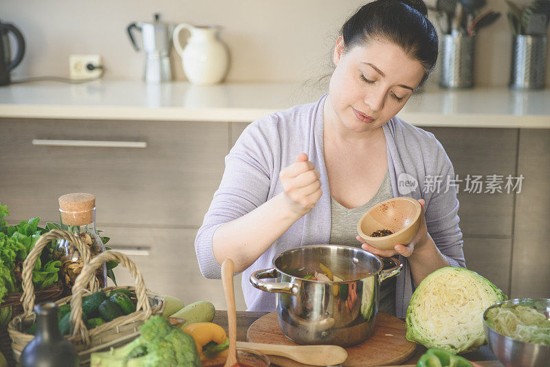 在厨房做饭的女人(用蔬菜)