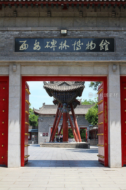 通往西安大教堂清真寺的红色大门。古老的小镇。西安。中国