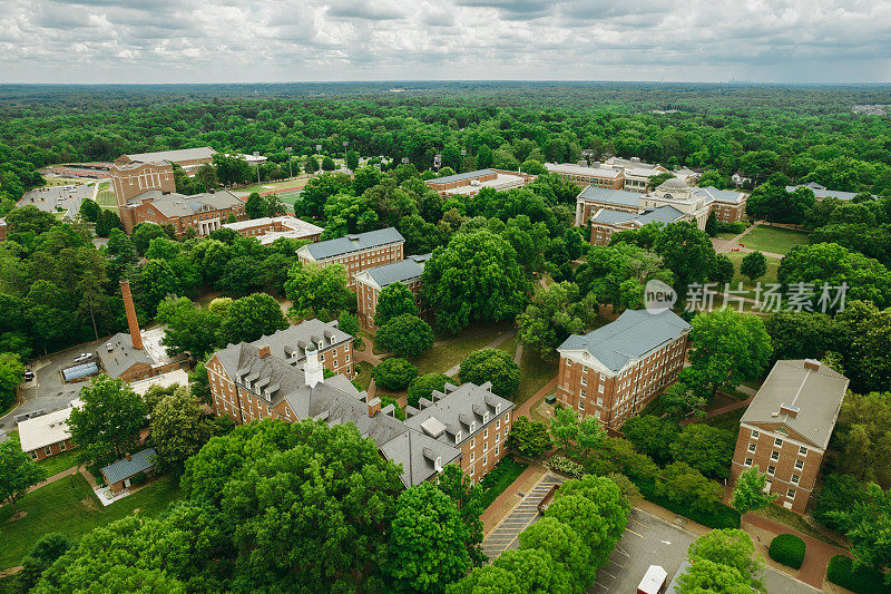 春天的大学校园上空