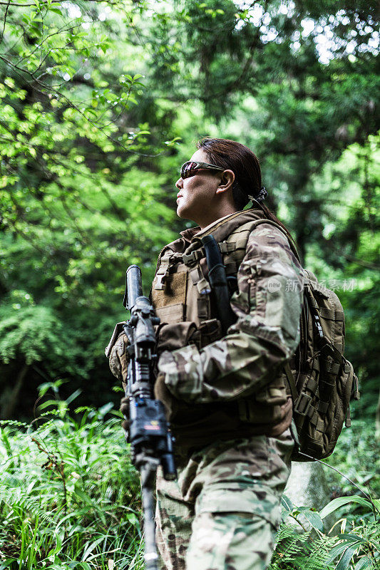 丛林中的女兵，手拿M4卡宾枪