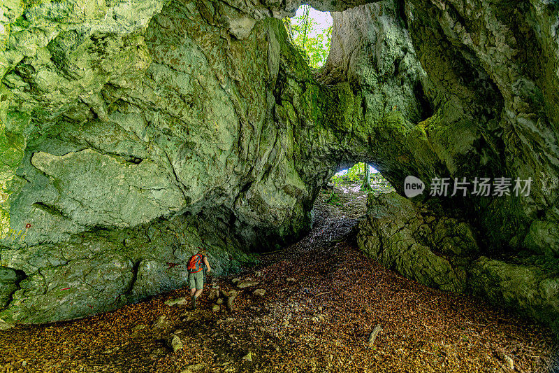 斯洛文尼亚朱利安阿尔卑斯山脉波克列卡峡谷的一位女性徒步旅行者