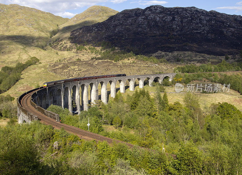 英国苏格兰高地威廉堡附近，詹姆斯二世人蒸汽火车穿过格伦芬南高架桥
