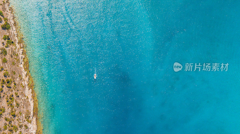 天山海岸线和岛屿部分与蓝色地中海无人机视图
