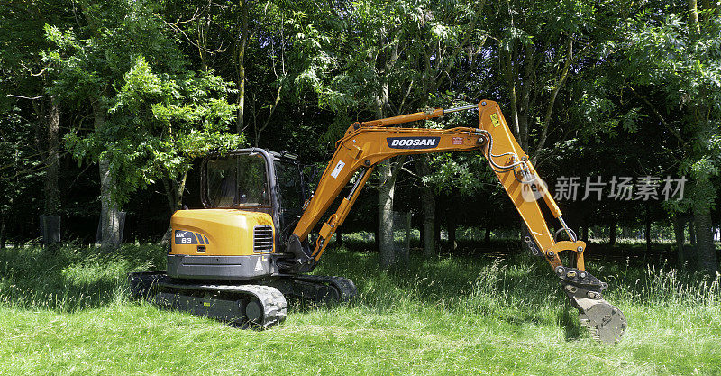 斗山DX63履带式挖掘机在公园里工作。
