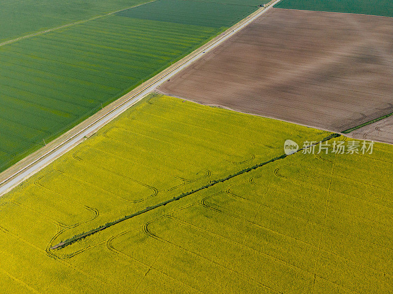 从无人机和乡村公路上看到的农田