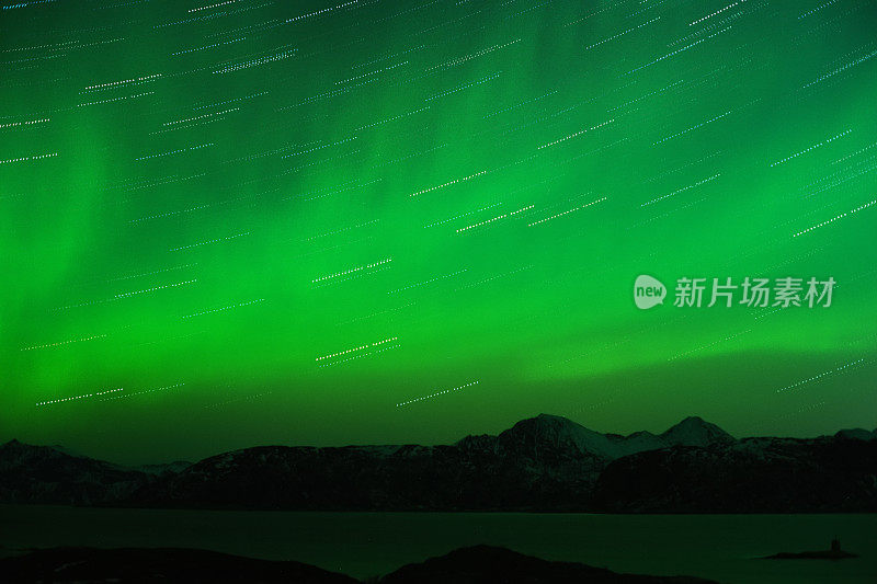 绿色的北极光在夜空和星星的轨迹