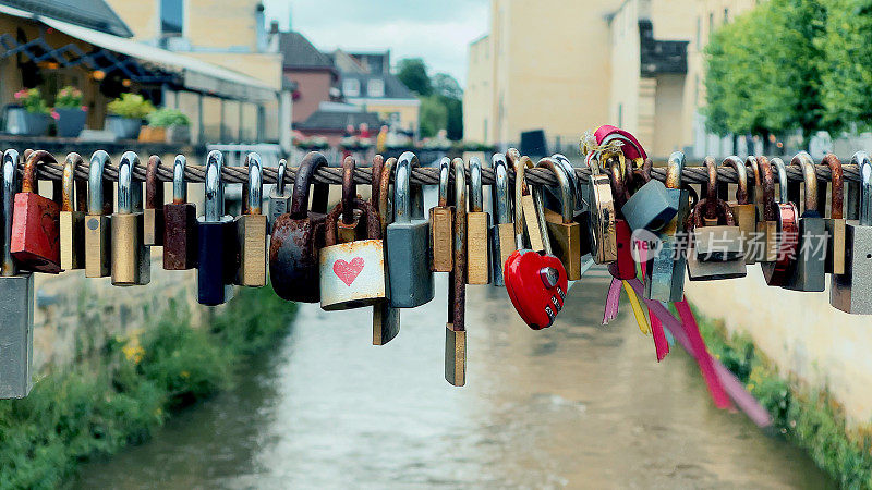 在瓦尔肯堡(NL)运河上的一座桥上，近距离观看爱情锁，视野很好