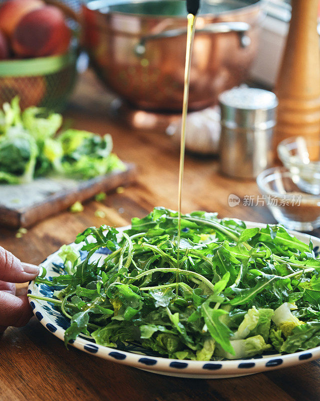 牛排配芝麻菜桃子沙拉