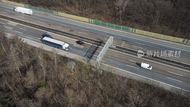 公路上的卡车收费系统-控制龙门，鸟瞰图