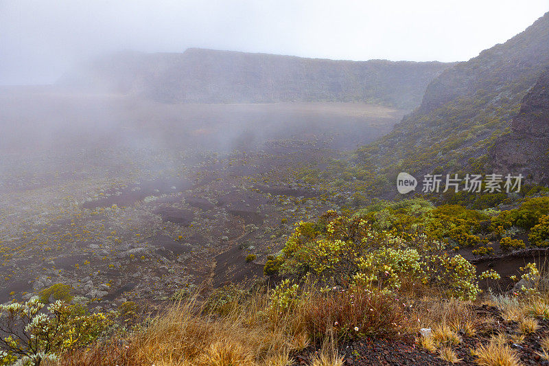 岩钉德拉富尔奈斯，云雾之间的红色地形——留尼旺岛