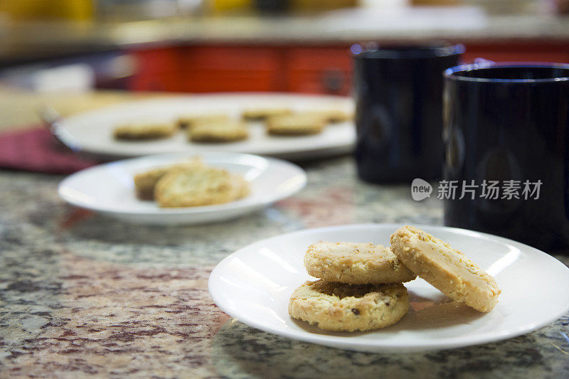 为节日准备的新鲜烘焙饼干。烘焙石。