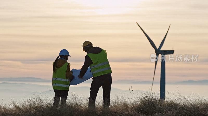 黄昏时在风电场工作的风能工程师。可再生能源系统。碳中和和可持续能源。