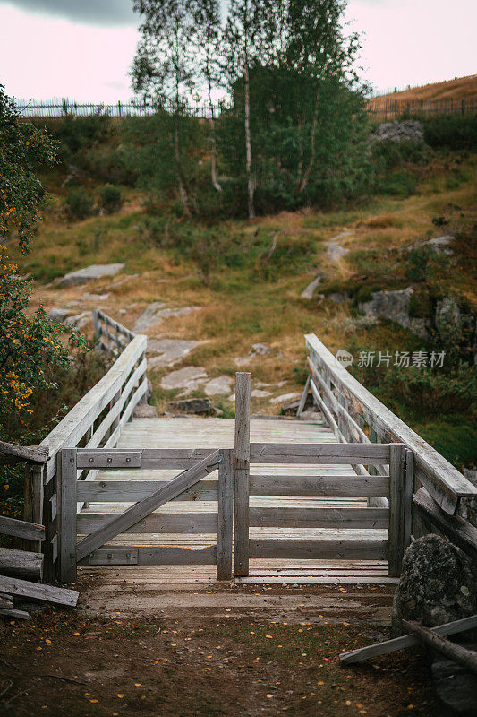 北方之旅。宁静的山景和引人注目的天空。木栅栏