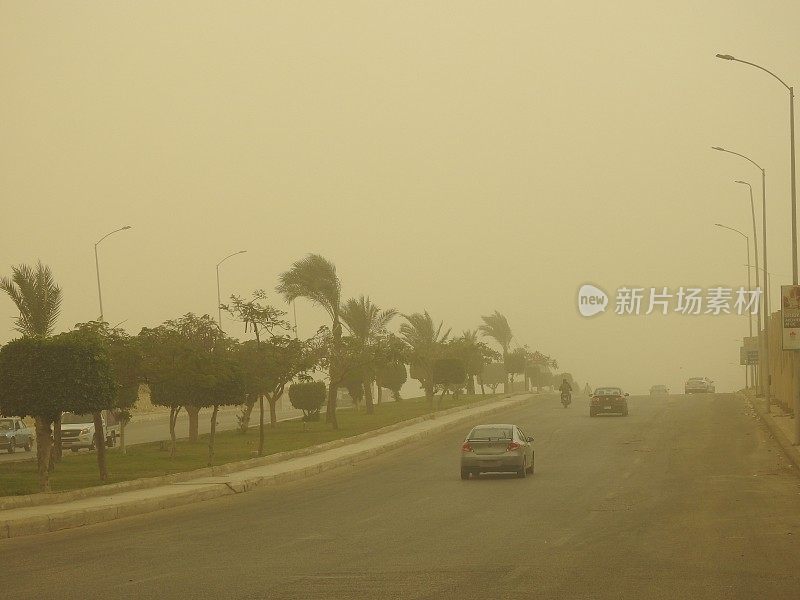 随着风速的增加和能见度的降低，一场沙尘暴袭击了埃及