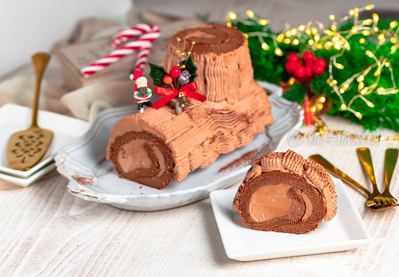 传统的圣诞蛋糕、巧克力和圣诞原木装饰