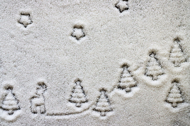 在人造雪背景下绘制的圣诞冷杉树森林场景图像，在星空下的驯鹿树山坡，高架视图