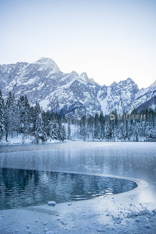 湖、林、山的冬季风景