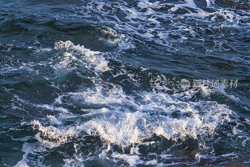 海浪拍打着海岸