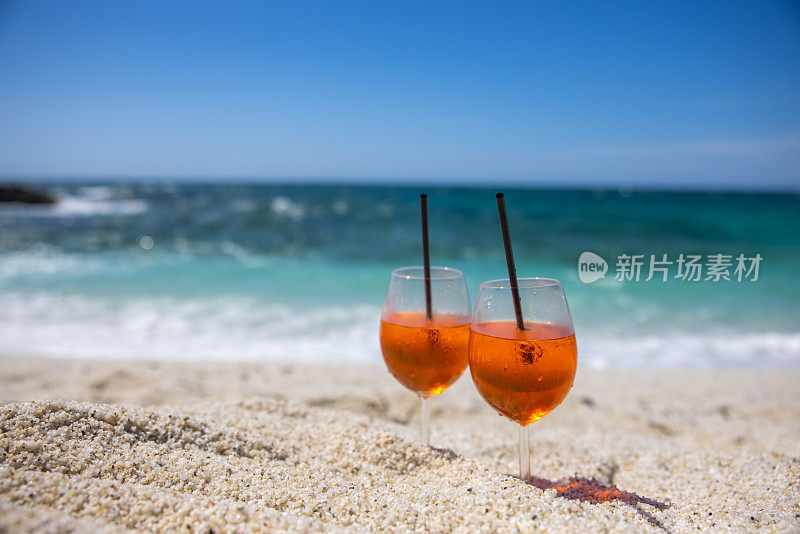 意大利撒丁岛海滩上的几杯鸡尾酒。