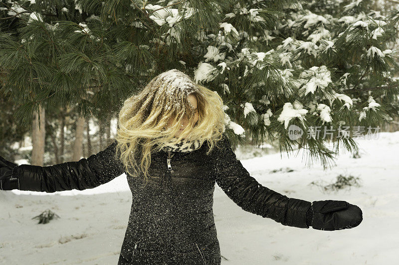 漂亮的女人抖掉头发上的雪