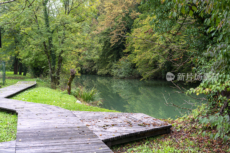 从公园人行桥和拉辛贾河的景观Črnomelj，斯洛文尼亚。