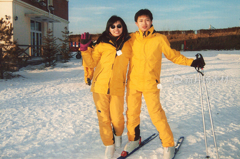 2000年中国年轻夫妇在冬季照片的真实生活