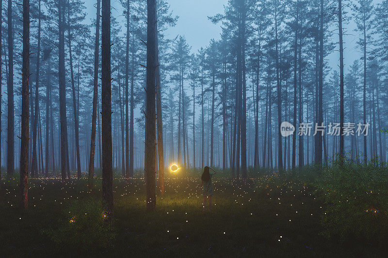 夜晚站在幻想森林里的女人