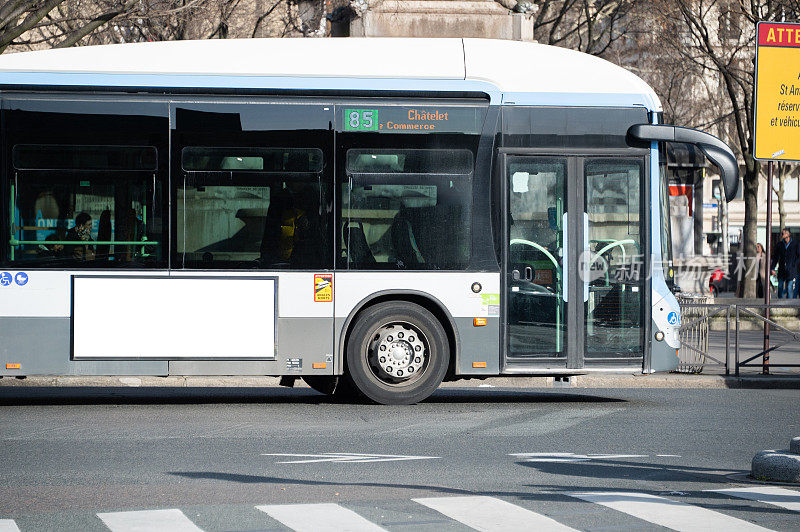 有空白广告牌的城市巴士
