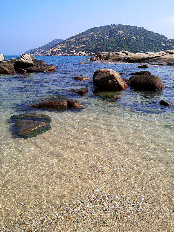 香港南丫岛榕树下泳滩的透明海水
