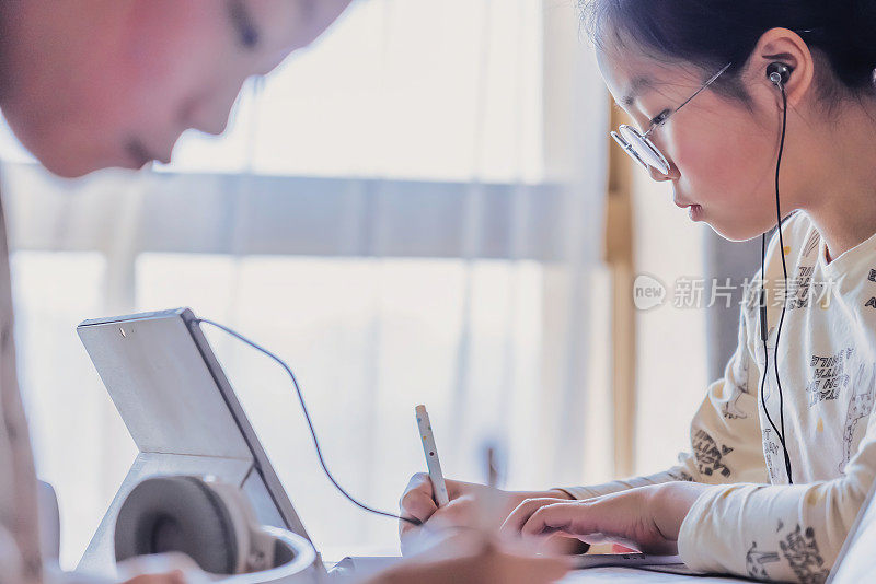 十几岁的女孩在家里学习在线视频课程