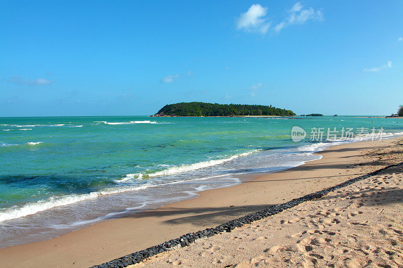 阳光明媚的热带岛屿，空旷的沙滩，阳光明媚的蓝天