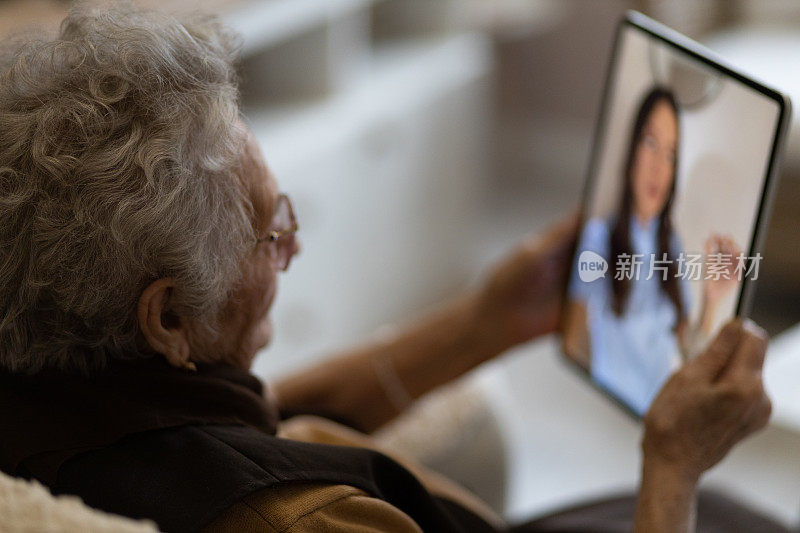 一个90岁老妇人视频通话的特写