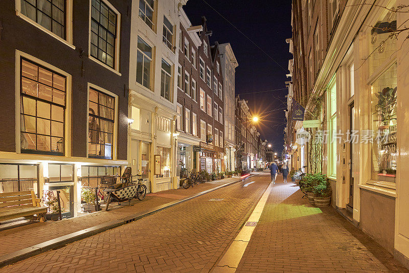 阿姆斯特丹夜晚的城市街道