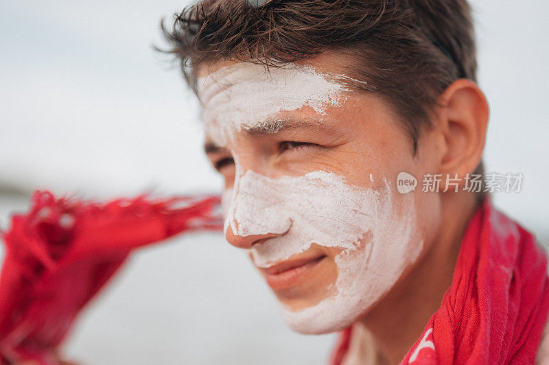 一名男子脸上的天然泥浆来自里约热内卢。