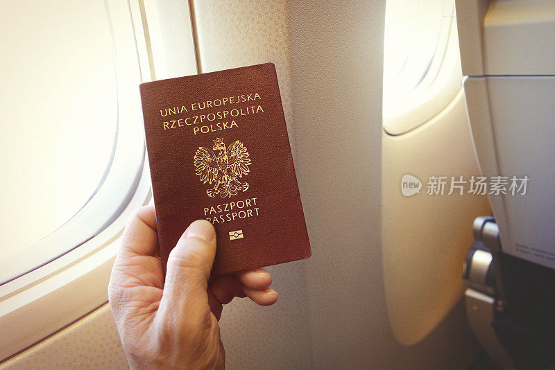 持有波兰护照的乘客在飞机上