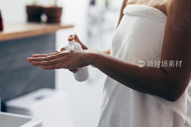 涂抹身体乳液的匿名女性