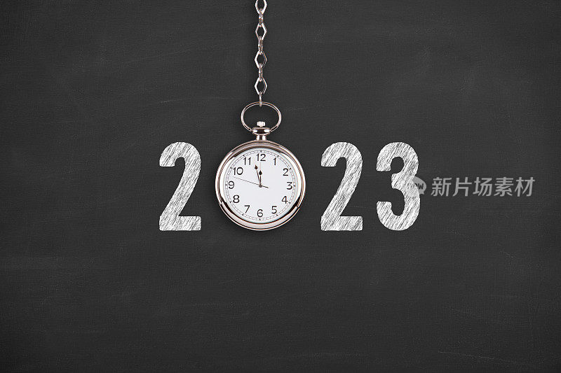 新年概念2023倒计时时钟在黑板背景