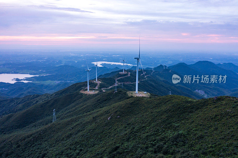 山上的风力发电场景