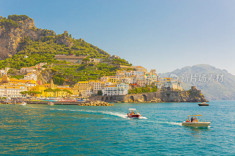 阳光明媚的意大利阿马尔菲海岸。美丽的蓝色第勒尼安海。古老的城市。海滩。山脉。房子在悬崖上。夏天的旅行。意大利的建筑。航行。旅游目的地。
