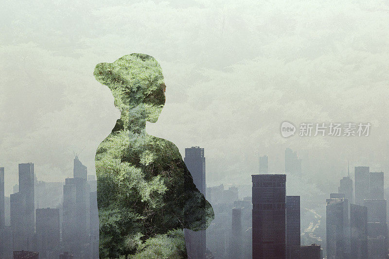 年轻的中国成年女性人站在思想在沉思和缺席雾霾城市城市反射与自然树，多层次的效果，在剪影，阴影，后视图，腰部以上，合成形象，女性