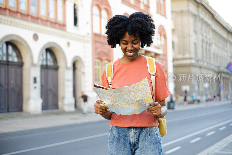 一个年轻的非洲女人在探索地图的旅程的肖像