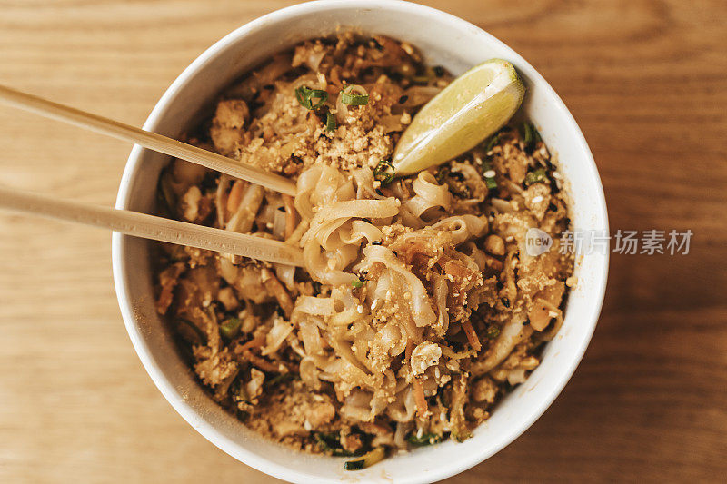 泰式面泰式碗底。传统的虾仁海鲜米粉。亚洲食品的概念。