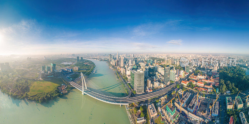 胡志明市的天际线和摩天大楼的空中全景图西贡河，市中心的商业中心。早上的观点。远处是地标81号摩天大楼