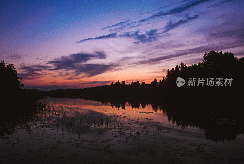 芬兰日落时分的湖泊