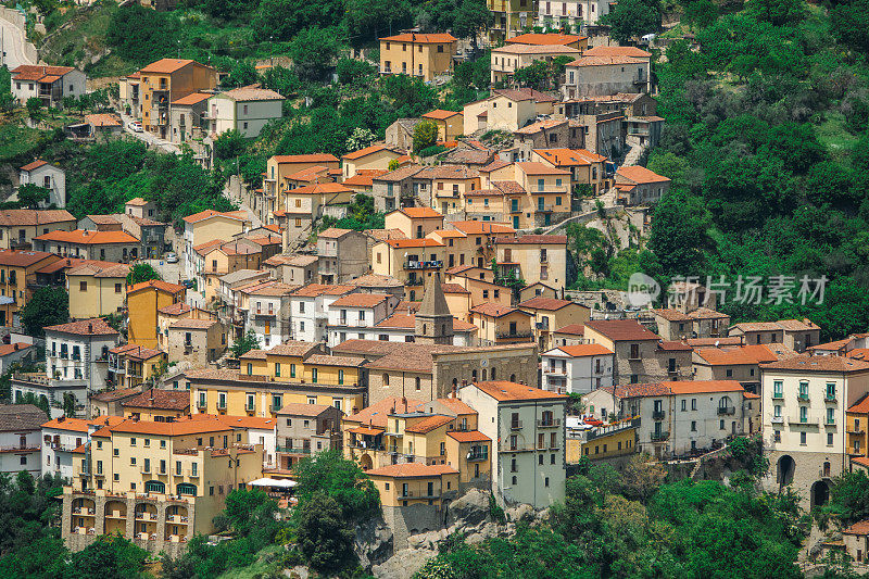 Castelmezzano村，位于意大利巴西利卡塔的小卢坎尼亚白云石。