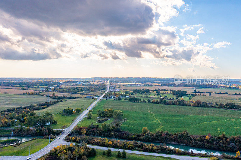 鸟瞰阿兰堡农田和韦兰运河，阿兰堡，加拿大