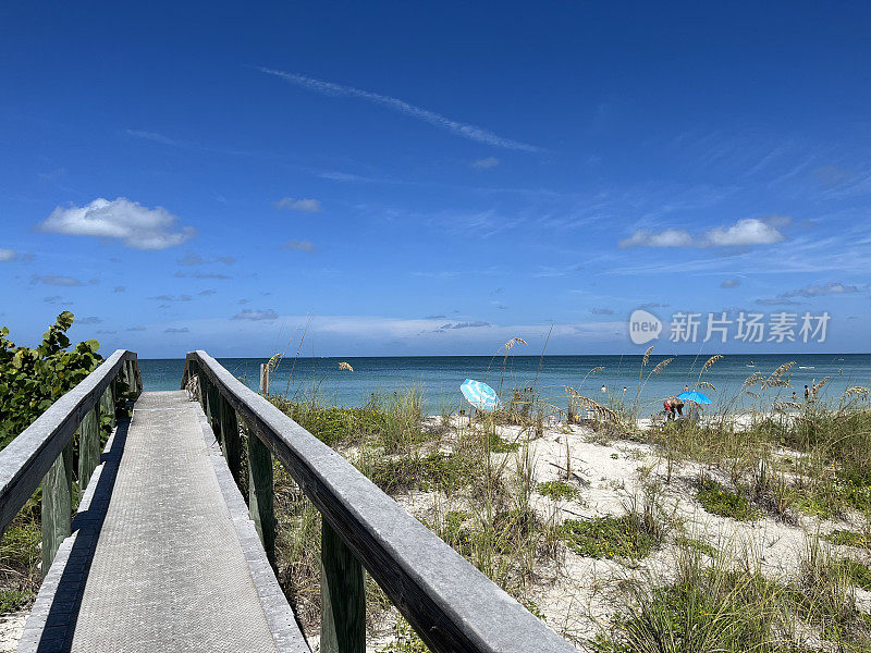 通往佛罗里达州圣皮特海滩俯瞰墨西哥湾的木板路